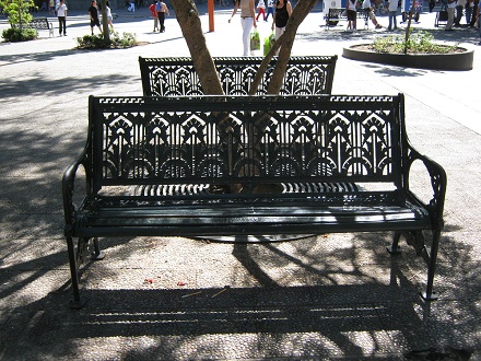 Plaza de Armas in Santiago de Chile, alte
                          B�nke mit Blumenmustern