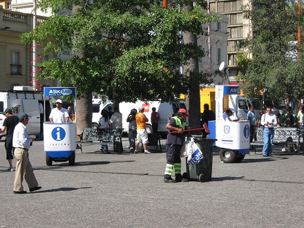 Plaza de Armas in Santiago de Chile,
                          rollende Tourismusb�ros 01
