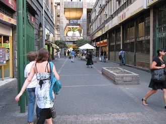 Fussg�ngerpassarelle im Zentrum von
                          Santiago de Chile