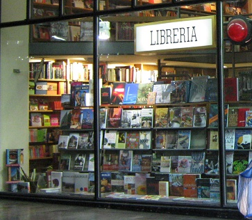 Waisenkinderstrasse (calle
                                  Hu�rfanos), Buchhandlung
                                  "Kontrapunkt"
                                  ("Contrapunto"),
                                  ausgestellte B�cher, Nahaufnahme