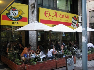 Strassencaf� "Zum Deutschen"
                          ("El Alem�n") an der
                          Waisenkinderstrasse (calle Hu�rfanos)