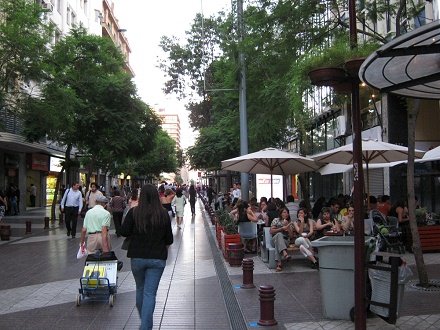 Strassencaf�s an der Waisenkinderstrasse
                          (calle Hu�rfanos)