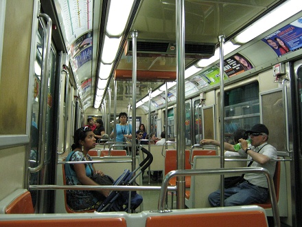 U-Bahn, Innenansicht ohne horizontale,
                          obere Haltestangen und ohne Haltegriffe