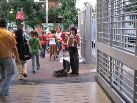 U-Bahnstation Cumming,
                          Akkordeonspielerin