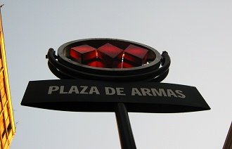 Calle Hu�rfanos, la entrada a la estaci�n
                          plaza de Armas, el logotipo del metro de
                          Santiago de Chile con tres trapecios rojos