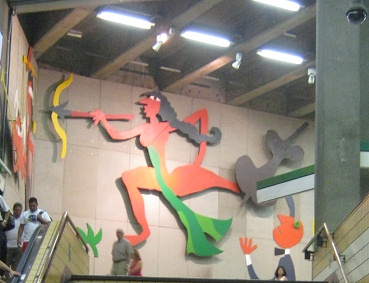 U-Bahnstation Baquedano, Wandrelief,
                          Nahaufnahme