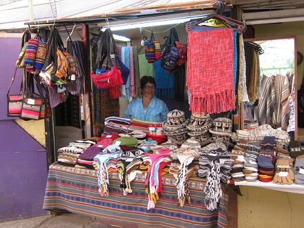 Pius-IX.-Strasse, Marktstand mit Taschen
                          und M�tzen aus der hohen, chilenischen Sierra