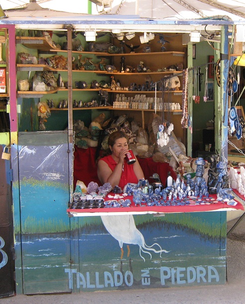 Pius-IX.-Strasse, Marktstand mit Figuren
                          aus Lapislazuli und Combarbalita, Nahaufnahme
                          01