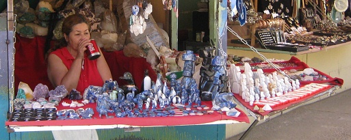 Pius-IX.-Strasse, Marktstand mit Figuren aus
                Lapislazuli und Combarbalita, Nahaufnahme 03