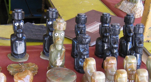 Osterinsel-Figuren aus schwarzem Onix und
                          gr�nlichem Onixmarmor