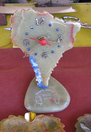 Kartenuhr in Form von
                          S�d-"Amerika" aus Onixmarmor und
                          Lapislazuli
