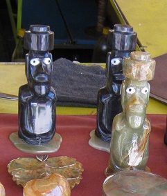 Figuritas de la isla de Pascua en �nix y en
                m�rbol de �nix con ojos blancos, primer plano