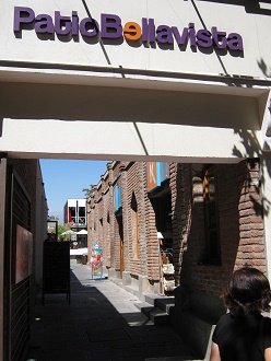 Calle P�o Nono, patio Bella Vista, la
                          entrada