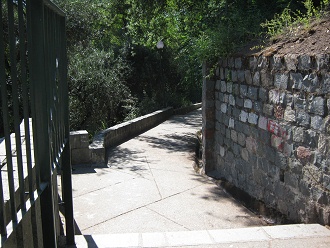 Der Weg abw�rts zur Bahnstation