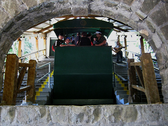 Die Standseilbahn
in der Talstation "Pío Nono" Die Standseilbahn in der Talstation
"Pío Nono"