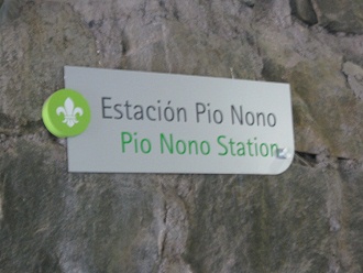 Schild in der
Talstation "Pio Nono" (Pius IX.) Schild in der Talstation "Pio
Nono" (Pius IX.)