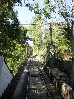 Geleise und Seile der Standseilbahn in
den Metropolitano-Park von Santiago de Chile Geleise und Seile der Standseilbahn in
den Metropolitano-Park von Santiago de Chile