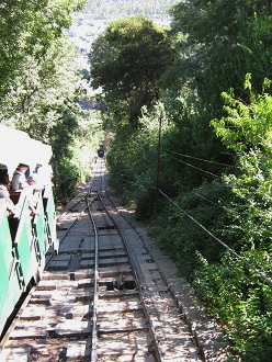 Die Standseilbahnen
kreuzen, und Sicht nach unten Die Standseilbahnen kreuzen, und Sicht
nach unten