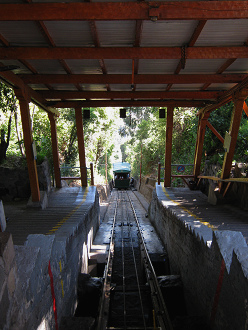 Die Standseilbahn fährt wieder abwärts Die Standseilbahn fährt wieder abwärts