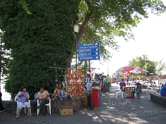 Verkaufsst�nde und Wegweiser an der
                          Bergstation