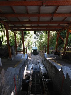 Die Standseilbahn f�hrt wieder abw�rts