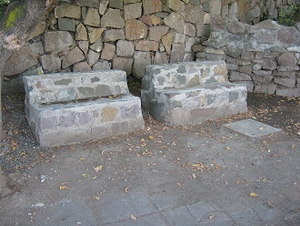 Bancos en piedras cerca de la pista