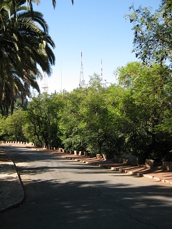 Almenas demarcando la acera 01