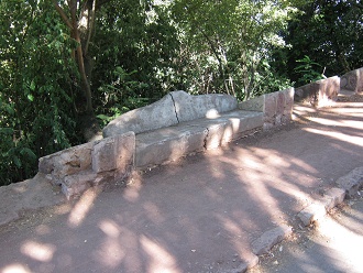 Banco grande de piedra con rasgadura