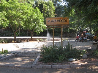 Plaza
                        M�xico, placa con fontana