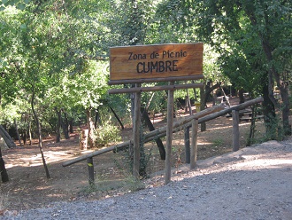 La
                        placa "zona de picnic, cumbre"