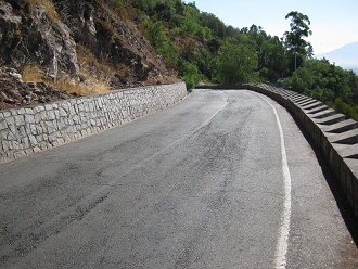Calle con muro de apoyo