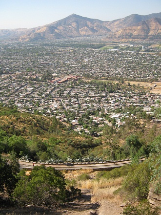 Otra vista a Santiago de Chile con el
                          pendiente y la pista que pasa m�s abajo al
                          primer plano