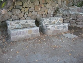 Bancos en piedras cerca de la pista