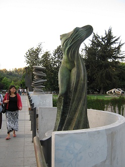Frauenskulptur auf der Br�cke
