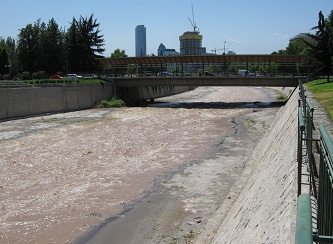 Sicht auf den Mapocho-Fluss und die
                          Br�cke der Valdivia-Allee