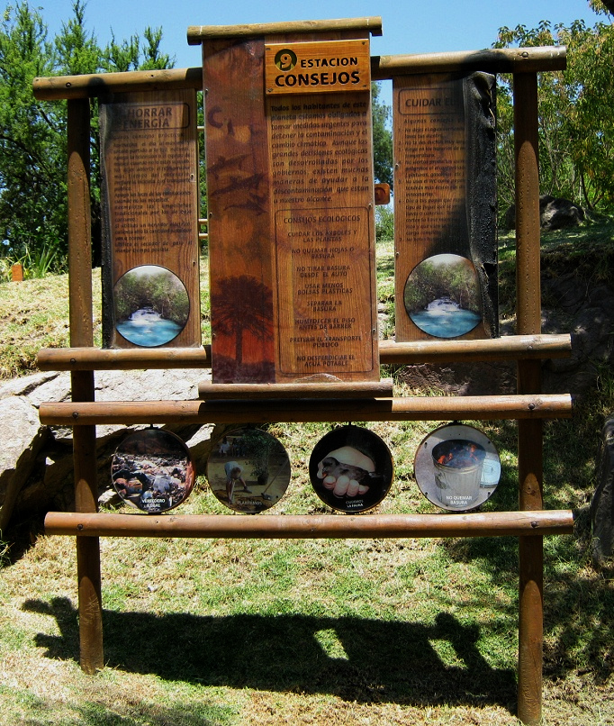 Placa grande describiendo la protecci�n
                          del medio ambiente, primer plano