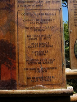 Placa grande describiendo la protecci�n
                          del medio ambiente, primer plano 1