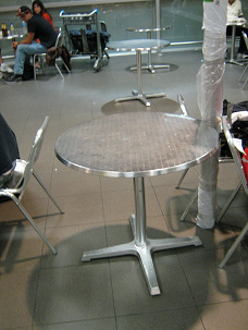 Tische ohne St�hle am
                                        Flughafen Lima