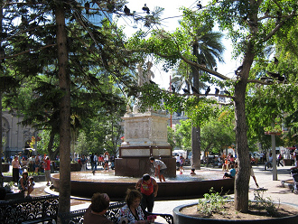 Plaza de Armas en
                    Santiago de Chile, fontana de Bol�var con ni�os
                    jugando