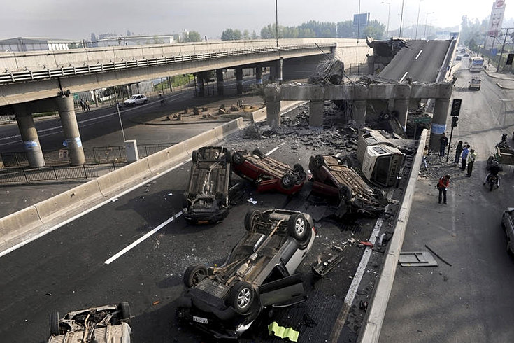 Region
                Santiago: Bei diesem Teil der Autobahnbr�cke ist der
                Pfeiler durchgebrochen, bzw. die Strassenfahrbahn ist
                auf beiden Seiten vom Pfeiler gerutscht - mit Autos. Die
                Autobahnbr�cke war "gerade neu gebaut" worden.
                Es handelt sich dabei um die Miraflores-Br�cke
                ("Paso Miraflores") der Autobahn
                "Vespucio Norte" in der Region von Santiago
                [14].