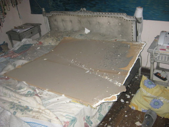 Ein kleiner
                Erdbebenschaden ist z.B. eine Pappverkleidung, die aufs
                Bett f�llt [31]