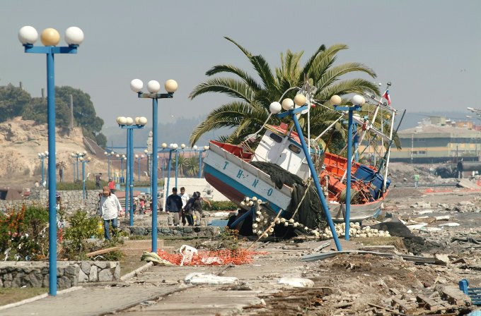 Talcahuano
                (Vorort der K�stenstadt Concepci�n), die Flutwelle schob
                ein Fischerboot auf die Promenade [32]