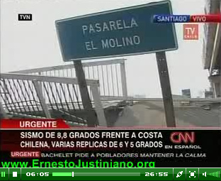 Santiago,
                abgebrochene Fussg�nger�berf�hrung nach dem Erdbeben vom
                27.2.2010, Schild [68]