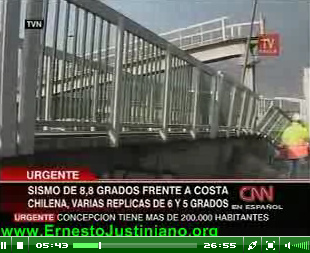 Santiago,
                abgebrochene Fussg�nger�berf�hrung nach dem Erdbeben vom
                27.2.2010 [69]