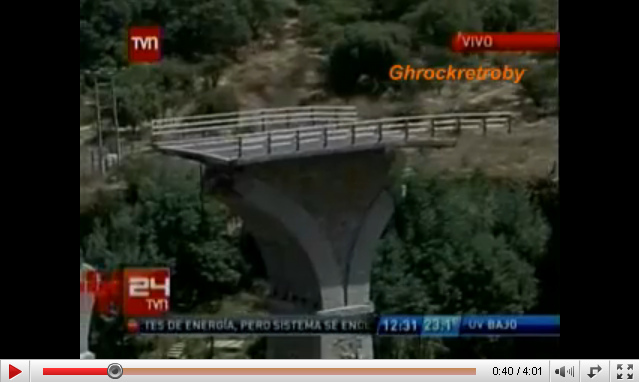 Ein
                Br�ckenpfeiler der Autobahnbr�cke �ber den Rio Claro
                steht allein, Nahaufnahme [95]