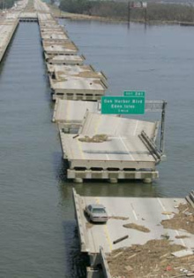 New
                Orleans, auseinandergebrochene Autobahnbr�cke nach
                Hurrikan Kathrina