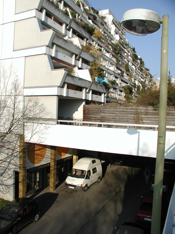 Olympisches
                Dorf pyramidenf�rmig, M�nchen 1972 [99]