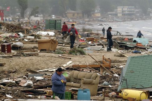 Dichato an
                der chilenischen K�ste, Chaos am Strand nach dem Tsunami
                [101]