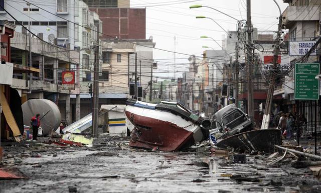 Talcahuano,
                ein Fischerboot blockiert eine Strasse [112]