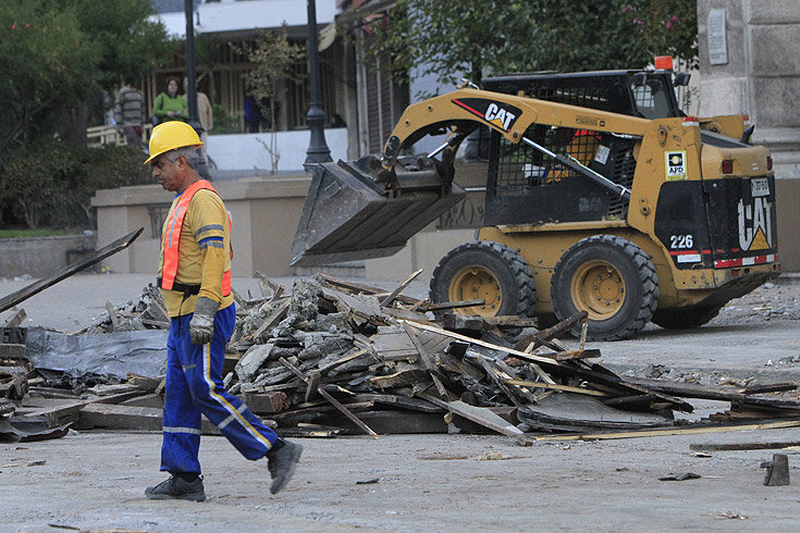 Santiago,
                R�umarbeiten mit Kleinbagger [B1]
